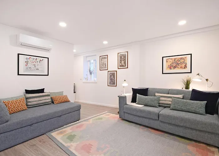 Travessa House T2 Center - With 2 Bedrooms - By Guest *