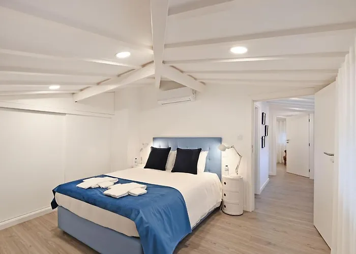 Travessa House T2 Center - With 2 Bedrooms - By Guest *