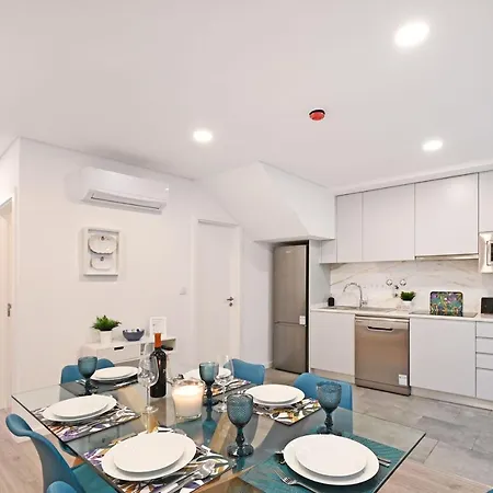 Travessa House T2 Center - With 2 Bedrooms - By Guest *